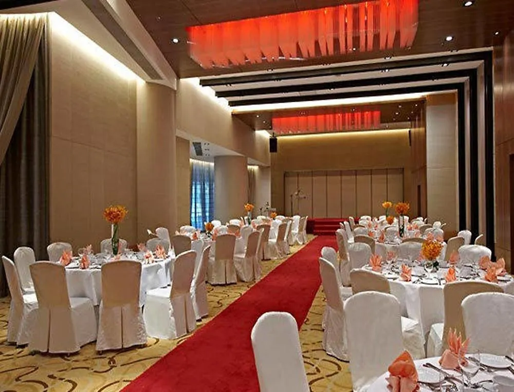 Renaissance Kuala Lumpur Hotel & Convention Centre 5*,