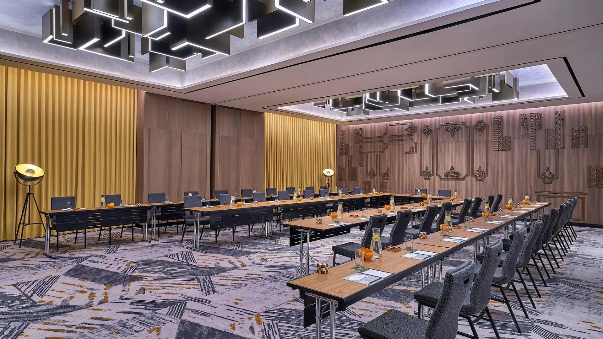 Renaissance Kuala Lumpur Hotel & Convention Centre 5*,