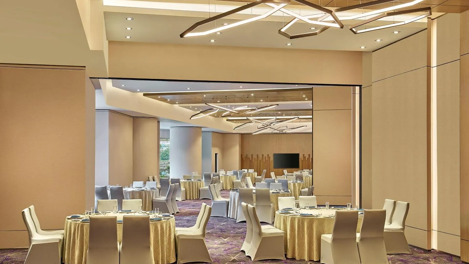 Renaissance Kuala Lumpur Hotel & Convention Centre 5*,